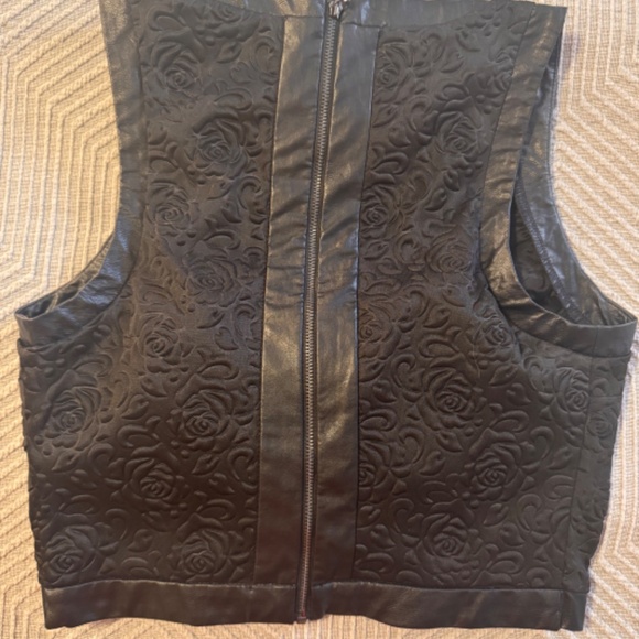 Guess Two Piece Set in Size Small - Picture 6 of 7